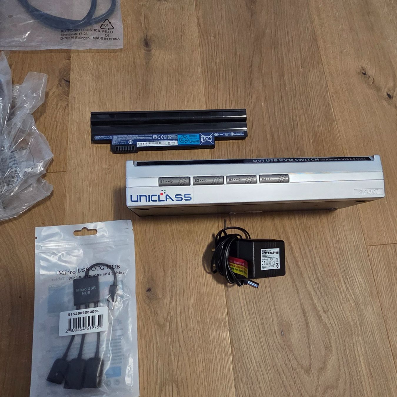 Composants électroniques: Elektronik Konvolut - Laptop-Batterie, Kameras, Adapter etc. – D'occasion à Volketswil par K.. 5