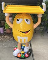 M&M Figur gelb mit Tablett Dekoration Sammlerstueck Deko