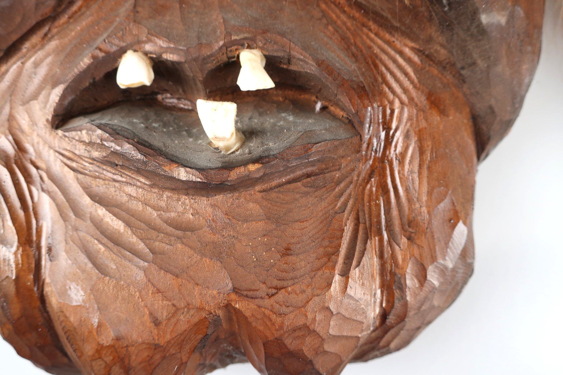 Maschere: Holzmasken mit Haar – Usato da Volketswil venduto da brockipfannenstil 4