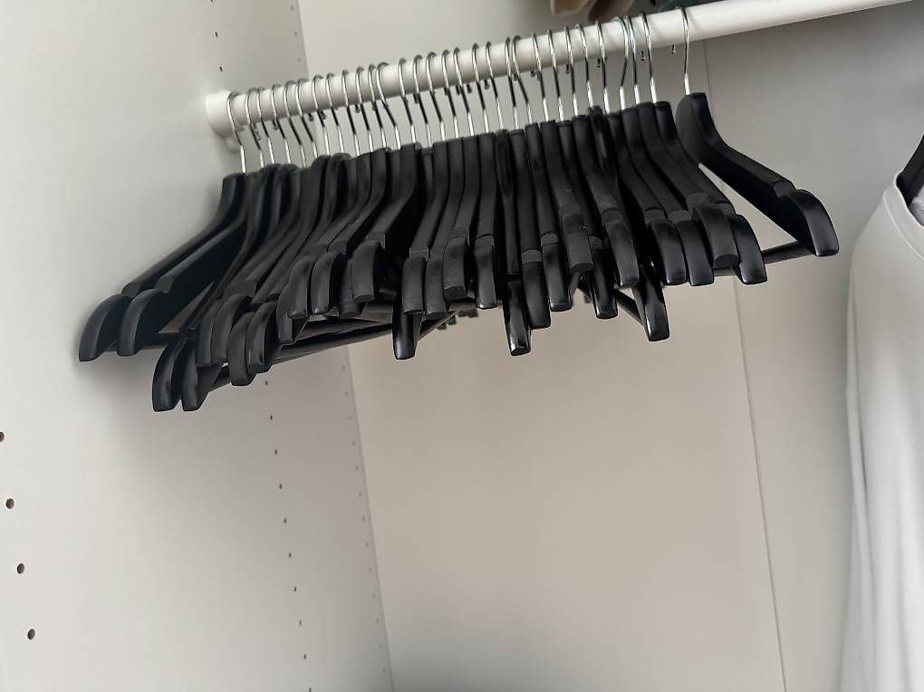 Ikea Kleiderbügel: Kleiderbügel schwarz 30Stück – Gebraucht aus Oberbüren von dijbdn 3
