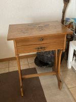 Petit bureau ancien en marqueterie signée Clio Gluy