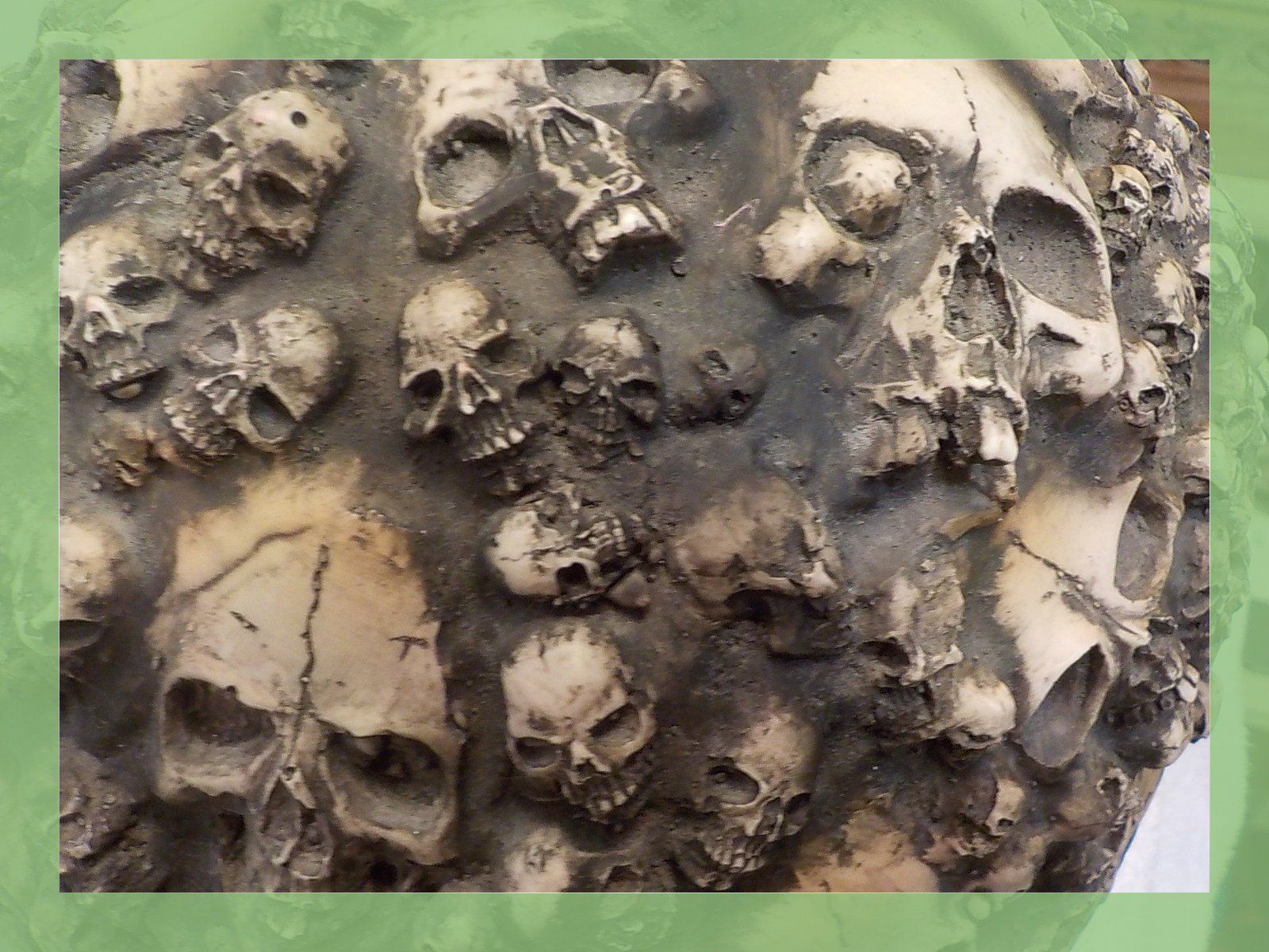 Caschi & visiere: Dekorative Schädel-Helm-Skulptur, Kunstobjekt – Usato da Bülach venduto da Freieck 4