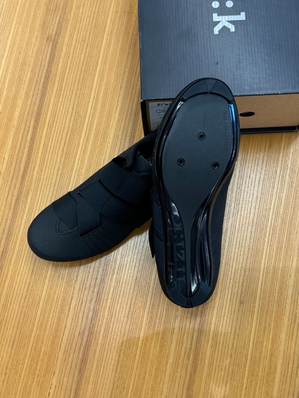 Fizik Scarpe da uomo: % Fizik Tempo Powerstrap R5 - Black, Gr. 37 – Nuovo e nell'imballaggio originale da Bern venduto da Disco_Cycle 1
