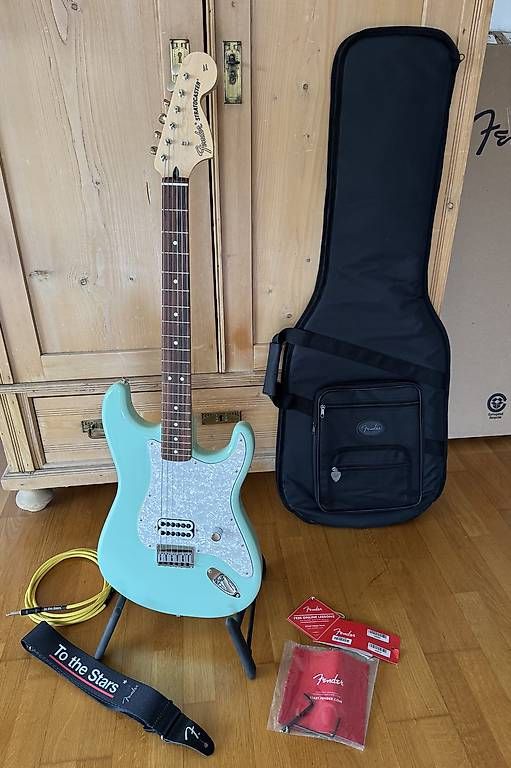 Musikinstrumente: Fender Tom Delonge Strat RW Surf Green – Gebraucht aus Gunzgen von Biedermann_Daniel