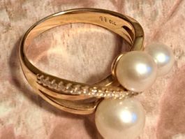 Goldring mit Süsswasserzuchtperlen             und Diamanten