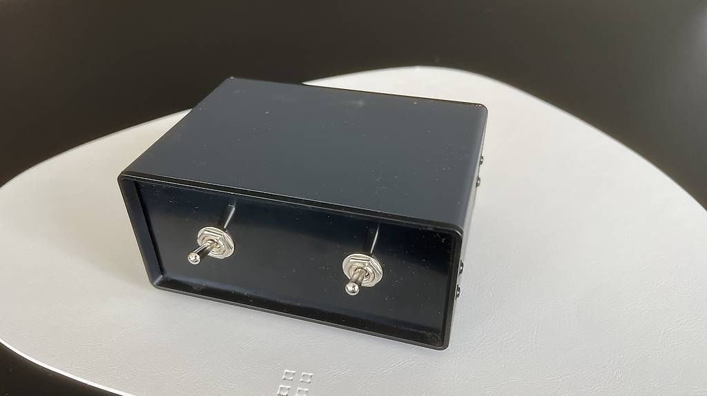 Amplificatori: 2 amp / 2 speaker Switch Umschaltbox – Usato da Meggen venduto da Hobst