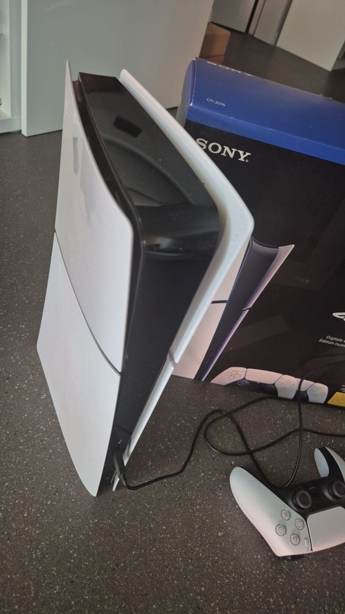 Sony Console: PS5 digital with 2 controllers, excellent condition – Usato da Zürich venduto da mkh_nvg6 3