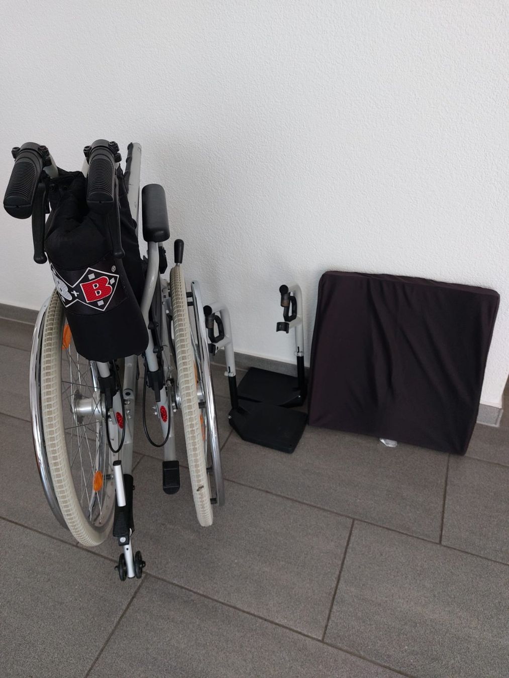Sedie a rotelle: B+B Rollstuhl klappbar grau gebraucht – Usato da Stans venduto da member17 3