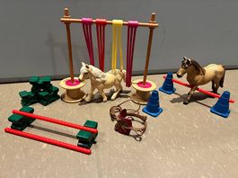 Schleich zwei Ponys mit Hindernissen und Sattel