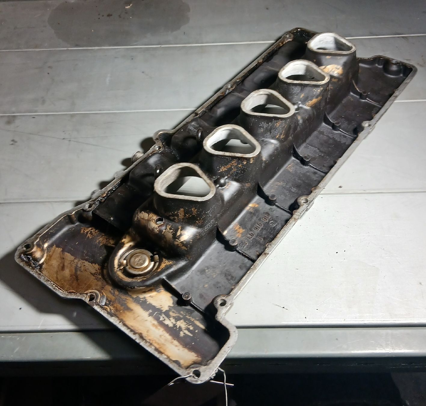 Mercedes-Benz Tutti pezzi di ricambio auto: Cache soupapes Mercedes 280SE W116 – Usato da la heutte venduto da Auto-stock 1