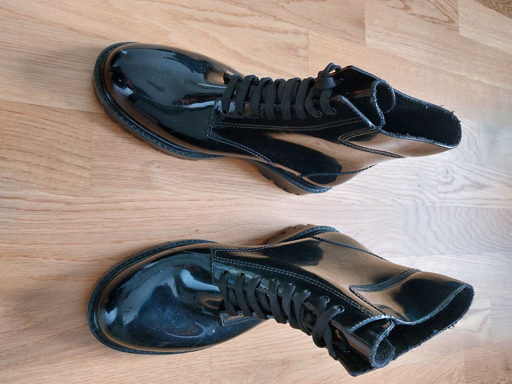 Scarpe da donna: Glänzende schwarze Stiefel, Grösse 39 – Usato da Bern venduto da titaniumsnow 1