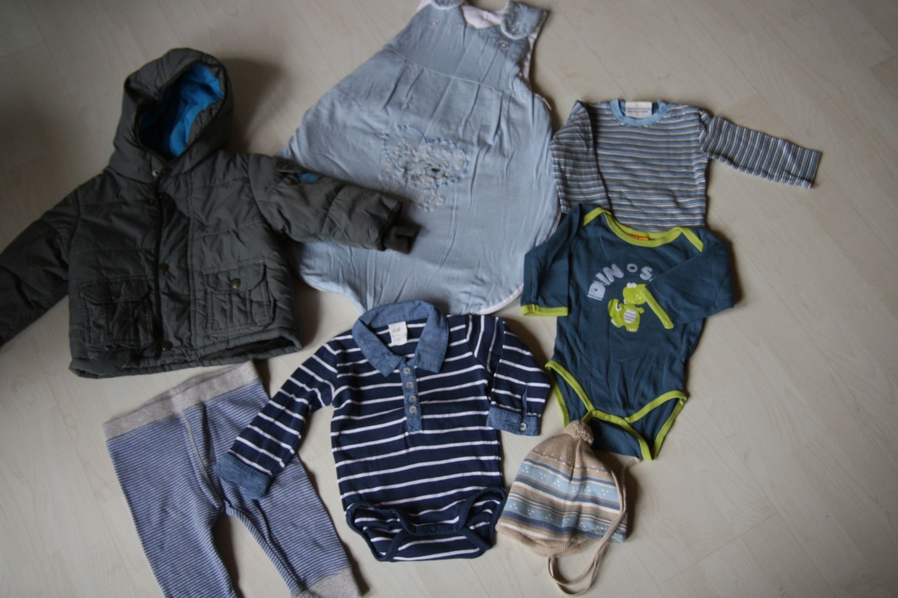 Kleiderpakete & -sets: Winterjacke, Schlafsack, Bodys Gr. 68 – Gebraucht aus Fislisbach von lorgli