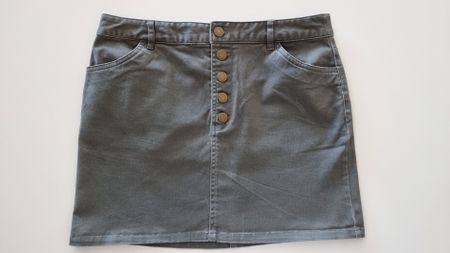 Grauer Minirock mit Knopfleiste, Grösse M