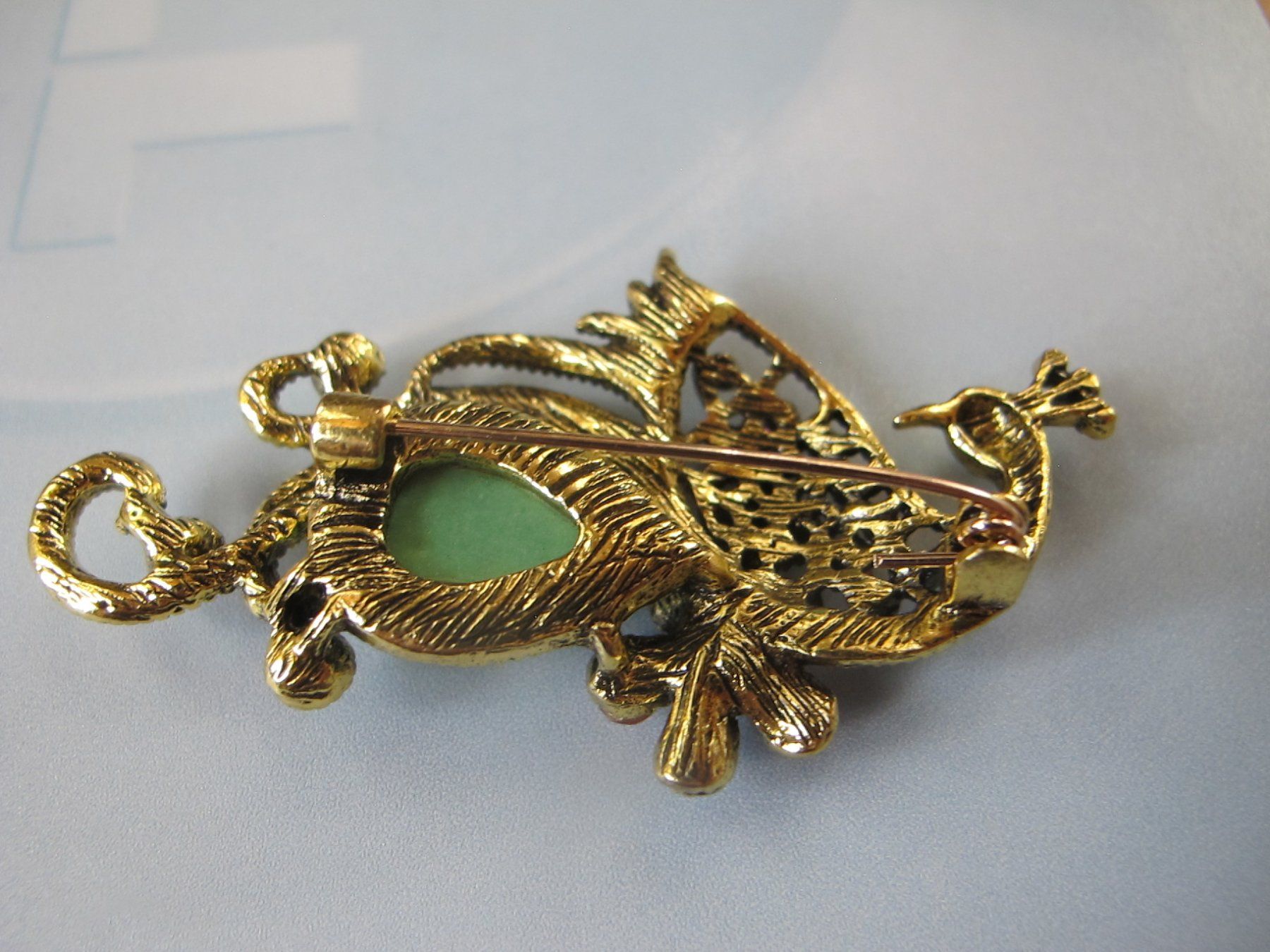 Broschen & Nadeln: Pfau Brosche, goldfarben mit bunten Strasssteinen – Neu (gemäss Beschreibung) aus Löhningen von Chimae67 2