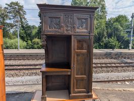 Ungewöhnlicher Schrank/Sekretär, Schnitzreliefs - Ref. 07/28