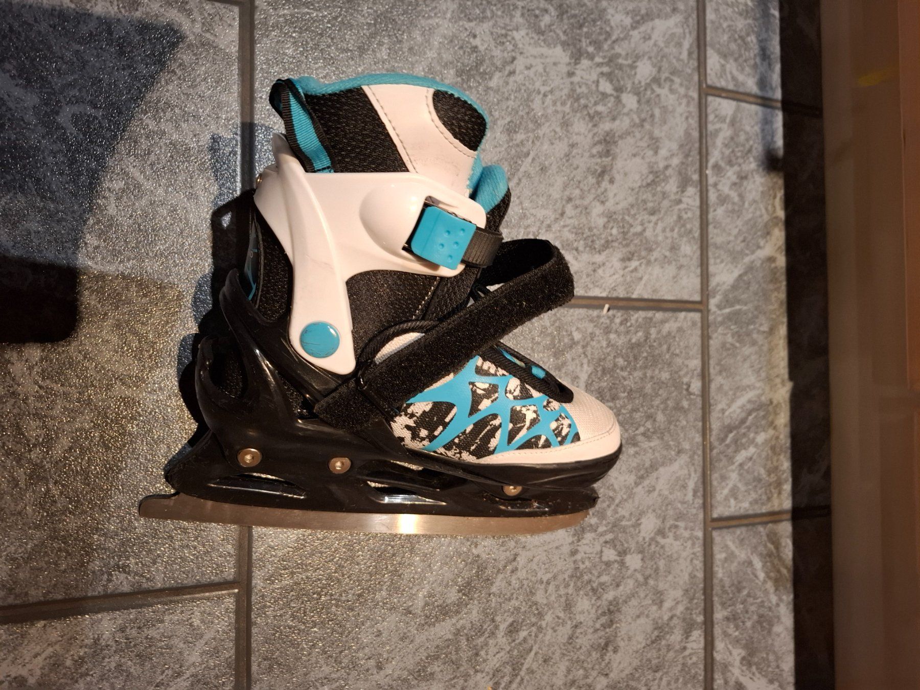 Patins à glace: KINDER SCLITTSCHUHE GRÖSSE 33 – D'occasion à Langnau i. E. par Superseven69 1