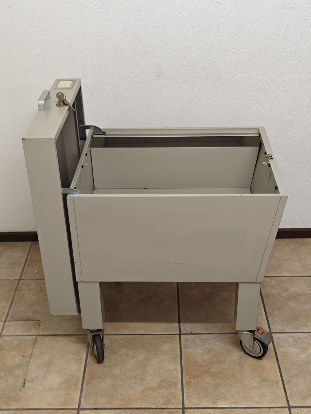 Banconi: Schedario vintage su ruote (Vintage-Karteischrank) – Usato da Comano venduto da Mary922