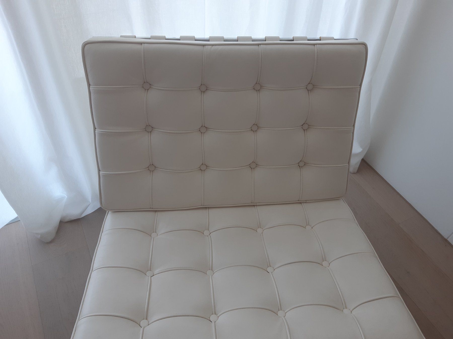 Sessel: Barcelona Chair Replica weiss (ecru) – Gebraucht aus Herrliberg von Air16 3