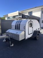 Caravane Top Tip blanche avec cuisine et auvent