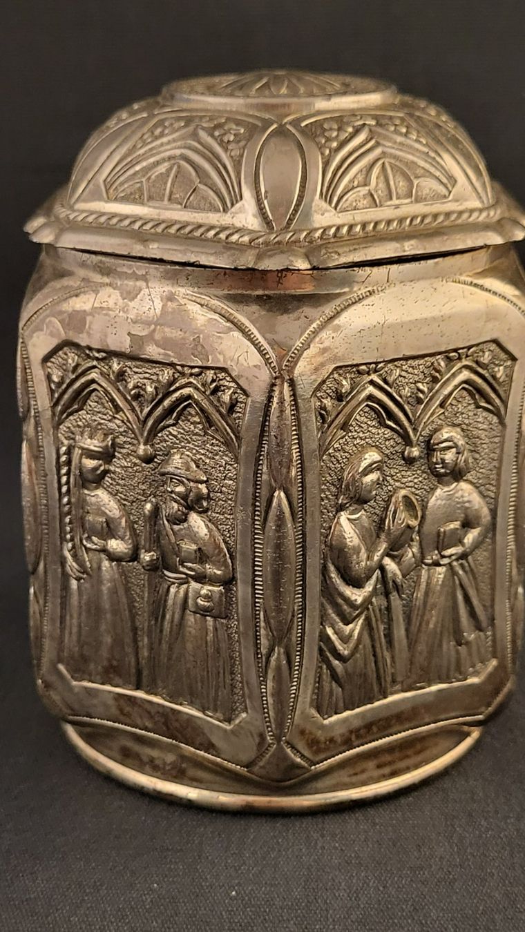 Figurines: Metall-Dose mit Relief – D'occasion à Basel par spinne02 1
