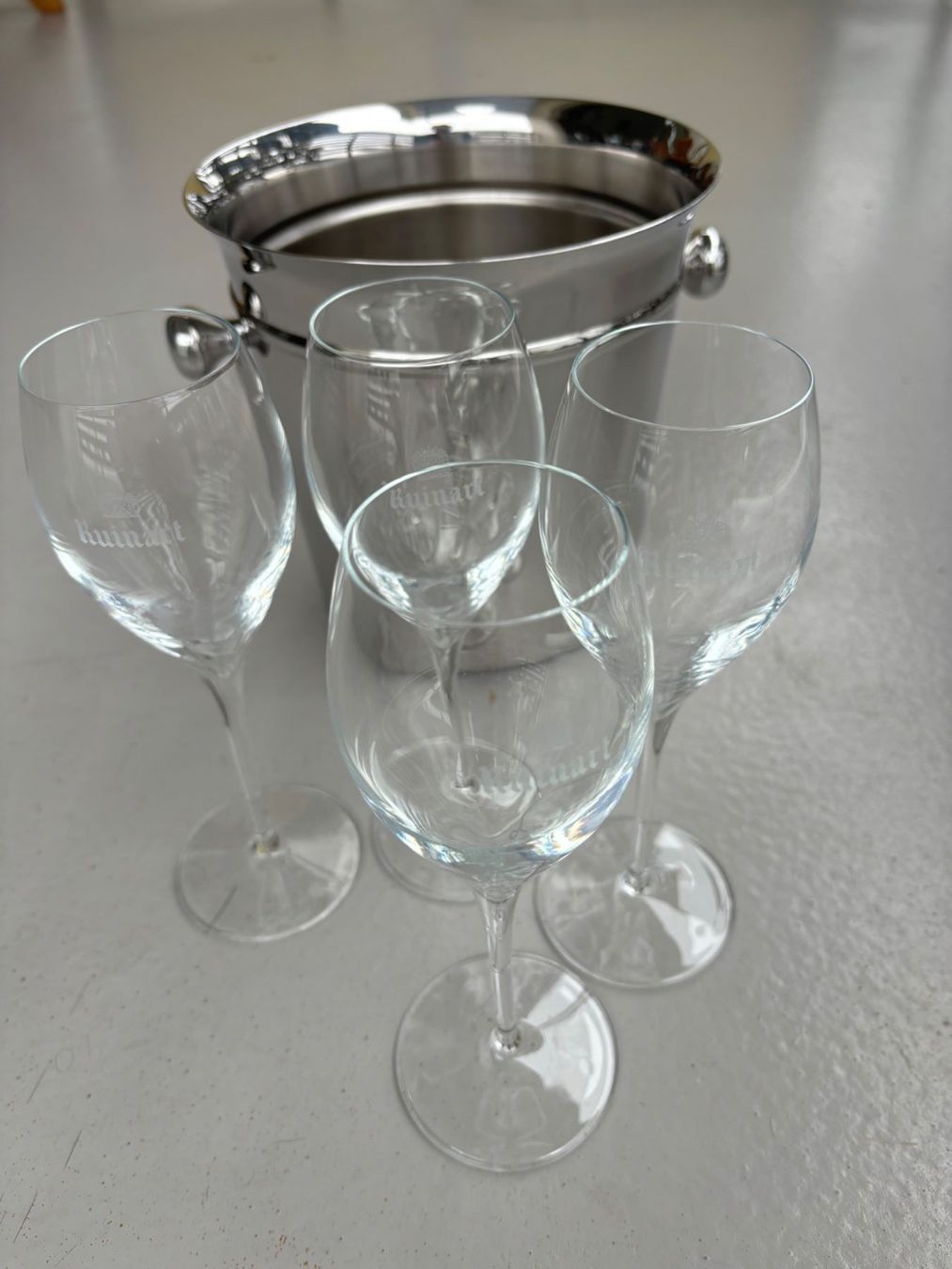 Sonstiges: Champagner-Set: Edelstahlkühler & 4 Gläser, sicherer Versand – Gebraucht aus Zollikon von Ostendo