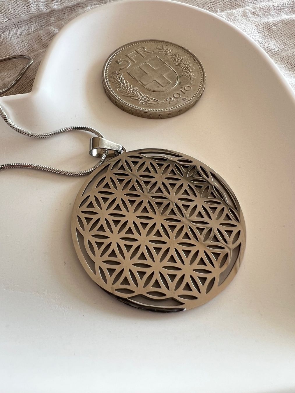 Ciondoli: Pendentif fleur de vie sur long collier – Nuovo e nell'imballaggio originale da Pully venduto da sunaddict 3