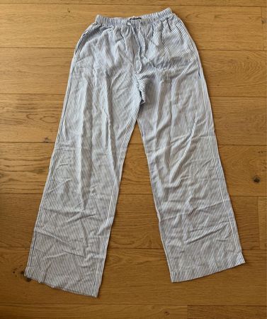 Pantalon Bershka léger à rayures bleues, taille S.