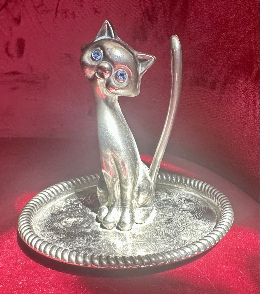 Statuette: Schmuckhalter Katze mit blauem Stein und Tablett versilbert – Usato da Zürich venduto da c_d_r