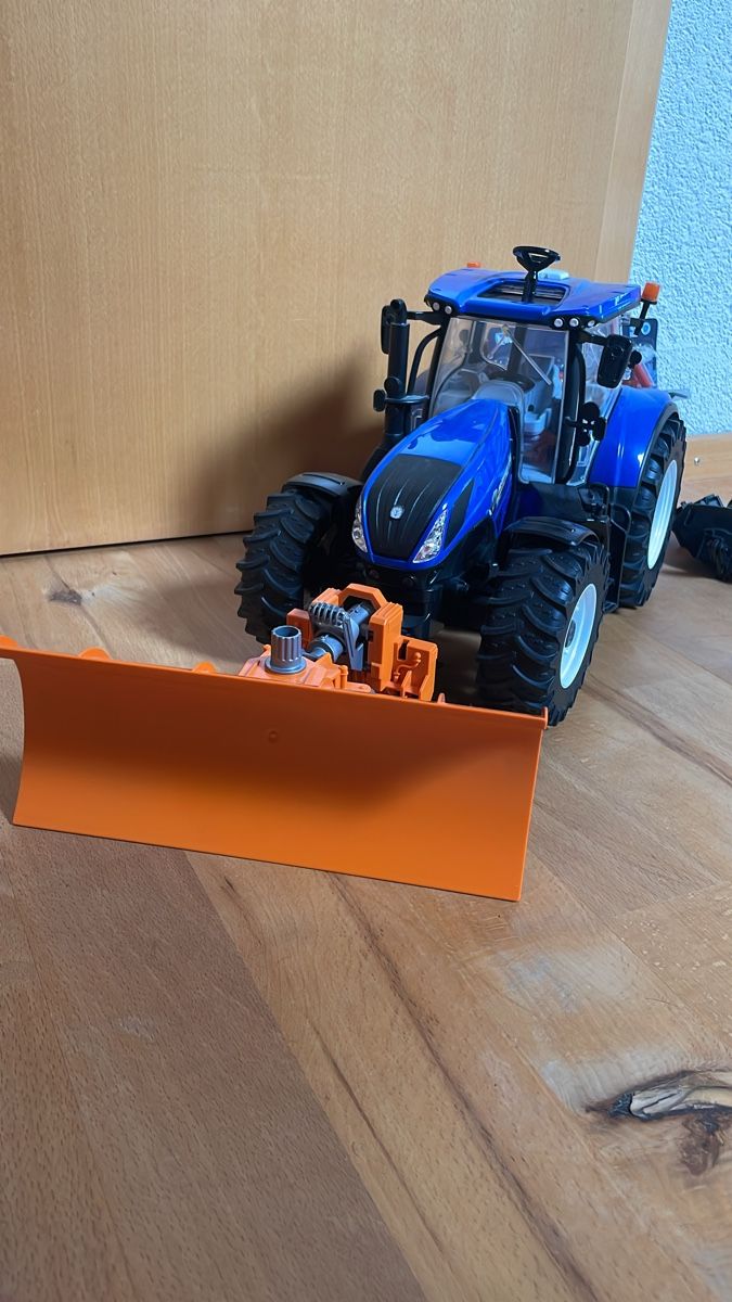 Bruder Giocattoli: Bruder Traktor mit Schneepflug – Usato da Bitsch venduto da 78Christoph 1