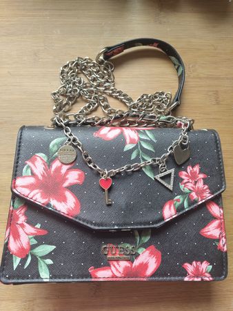 Guess Handtasche Schwarz mit Blumen rot, Kette, wie neu