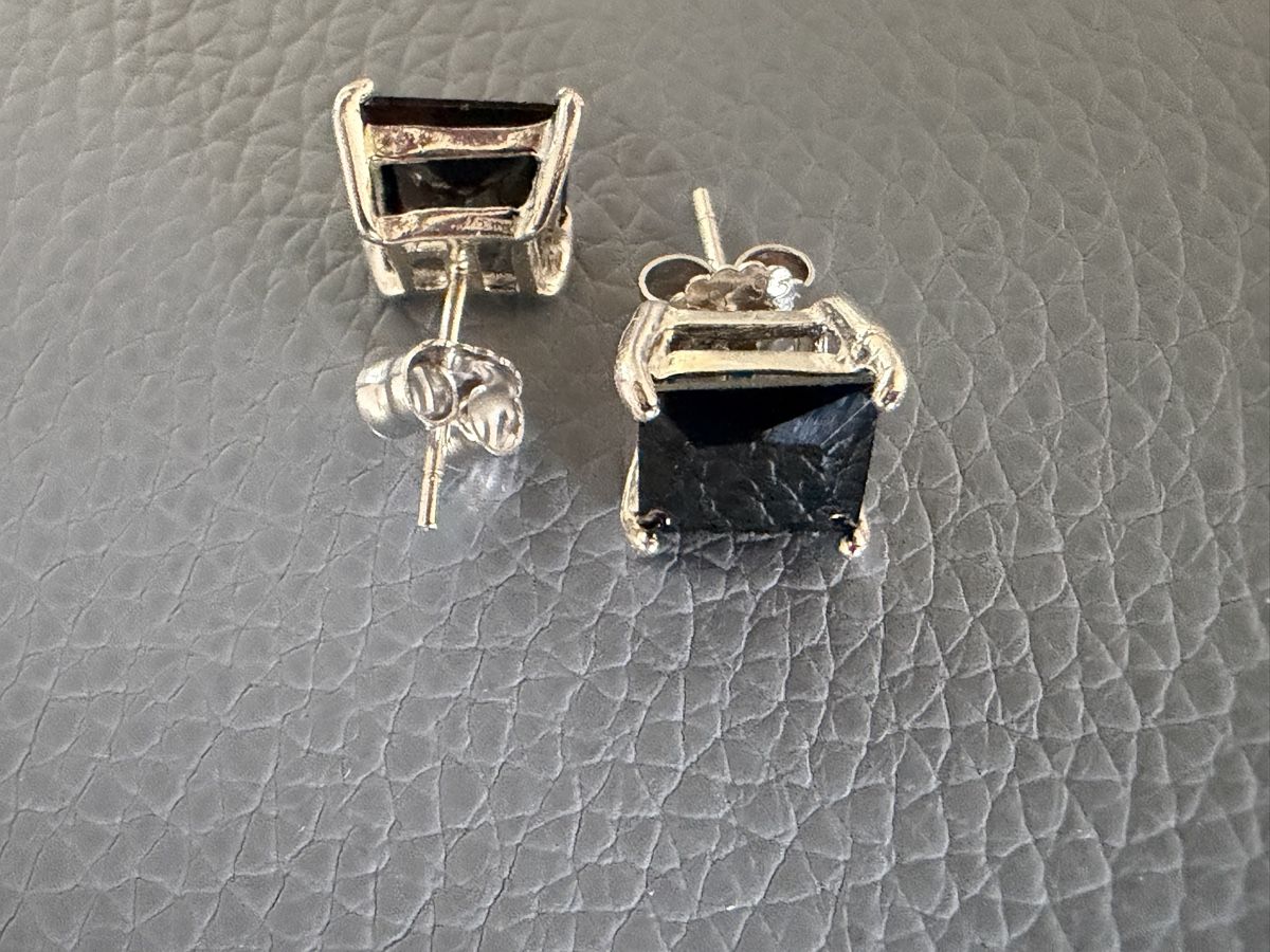 Boucles d'oreille: Neue Ohrstecker rechteckig schwarz  – Neuf avec emballage d'origine à Münsingen par Krone75
