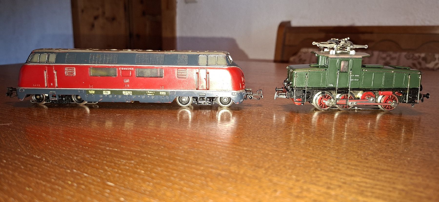 Märklin Modellini di ferrovie: H0 Märklin AC Analog E6302 + V200 056 Loks. – Usato da Pfäffikon ZH venduto da gub_2j76 2