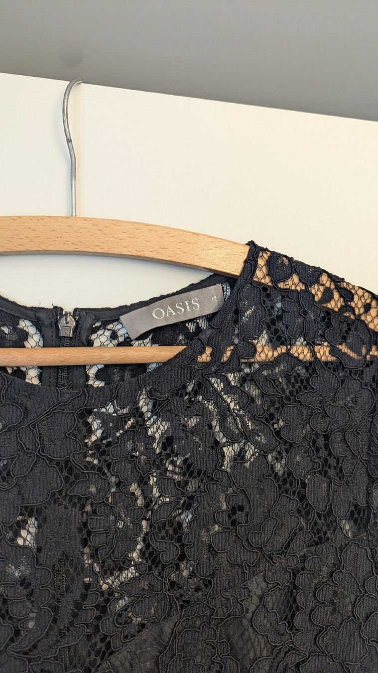 Vestiti: Petite robe noire avec détails dentelle – Nuovo (secondo la descrizione) da La Conversion venduto da deborah22 1