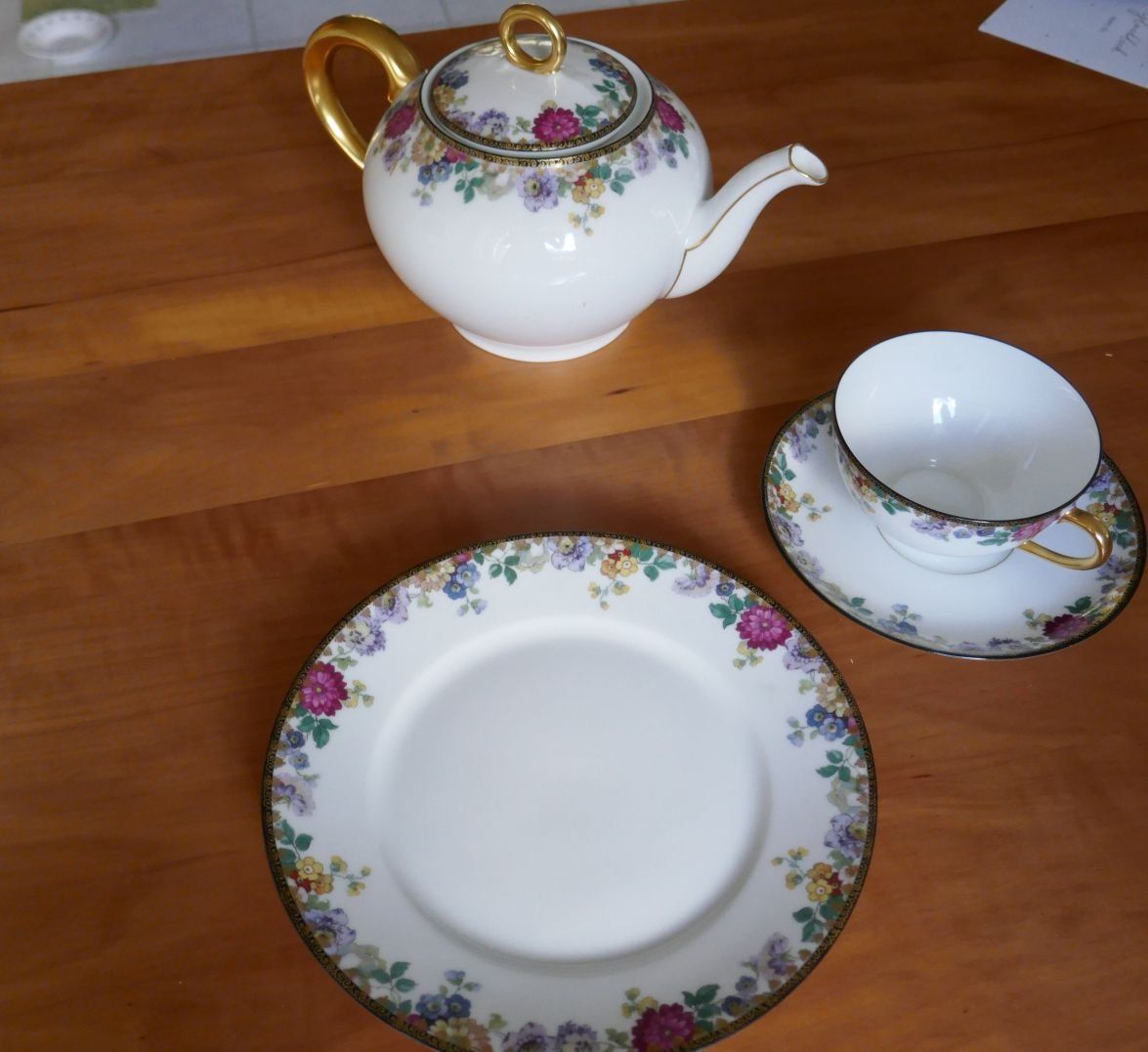 Services de table: Teeservice mit Blumenmuster und Goldrand – D'occasion à lenzburg par sariro