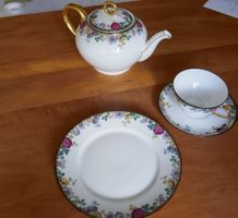Teeservice mit Blumenmuster und Goldrand