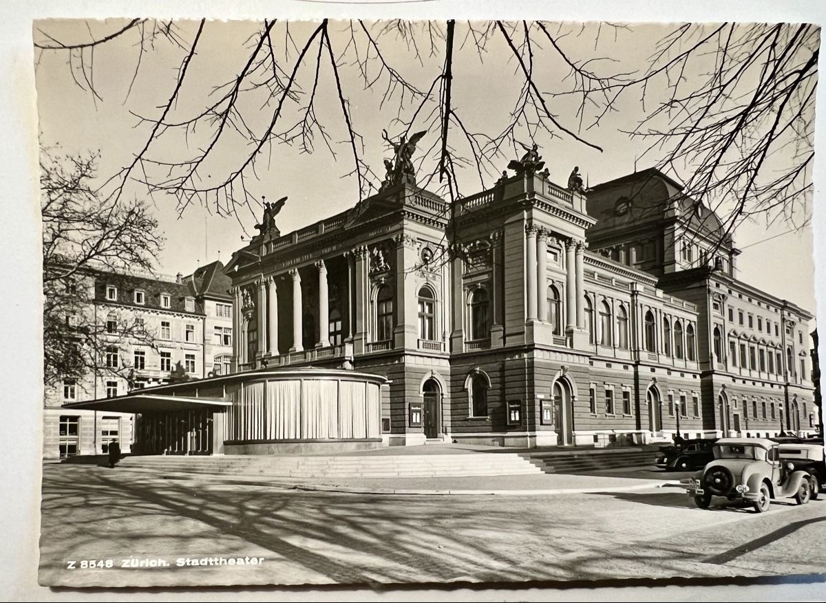 Ansichtskarten: AK Stadttheater Zürich mit Oldtimer auf Parkplatz. – Gebraucht aus Muotathal von OttoK01