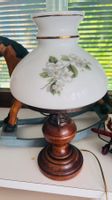Rustikale Lampe mit Holzfuss und Blumendekor, Top Zustand