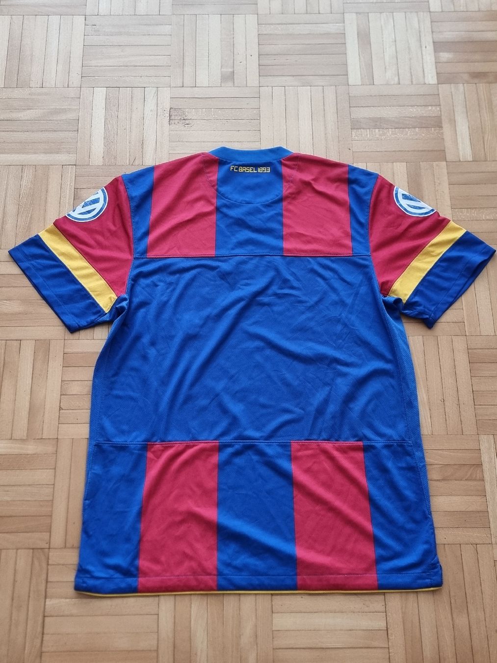 FC Basel Leibchen & Hosen: FC Basel 2010-2011 Heimtrikot – Gebraucht aus Suhr von SariLacivert1907 1