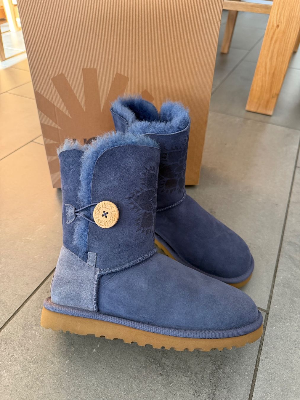 Ugg Scarpe da donna: Neu!! Original UGG Bailey Button Kimono Boots – Nuovo e nell'imballaggio originale da Steffisburg venduto da elle013 1