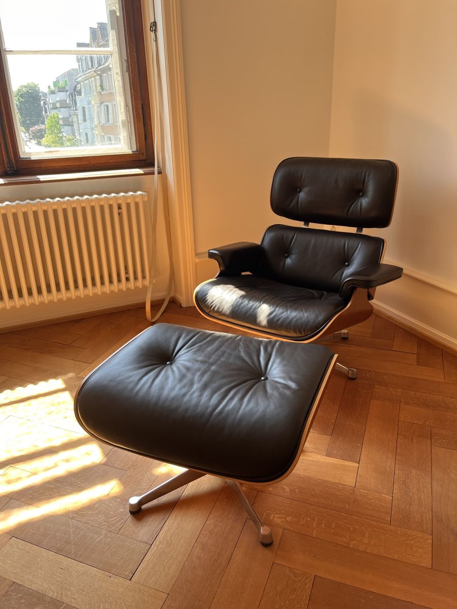 Vitra Fauteuils: Charles & Ray Eames Lounge Chair mit Ottoman – D'occasion à Basel par sha_7vmd
