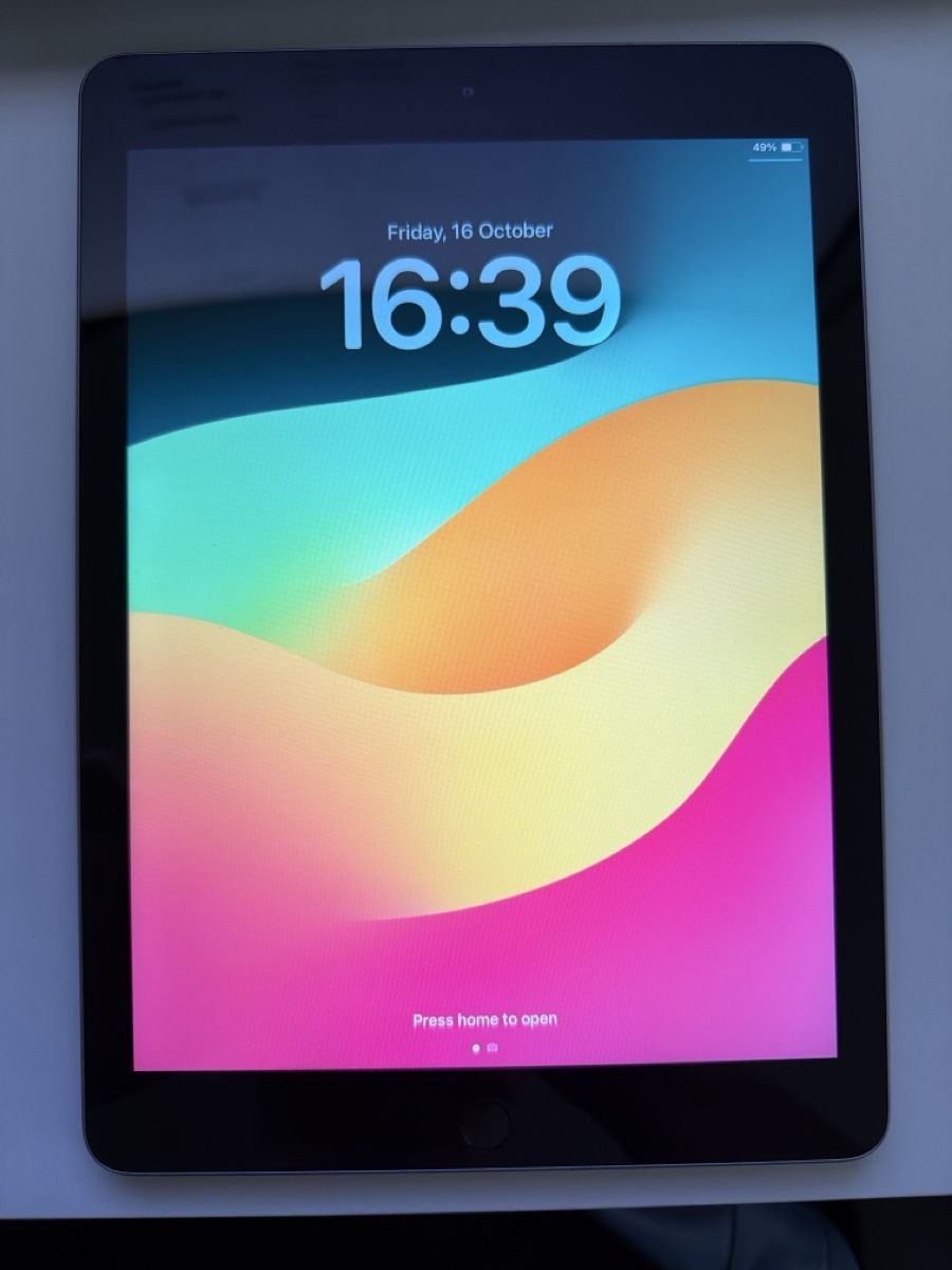 Apple Tablet PC: iPad 6th Generation 128 Go – Usato da Cernier venduto da Kairjo
