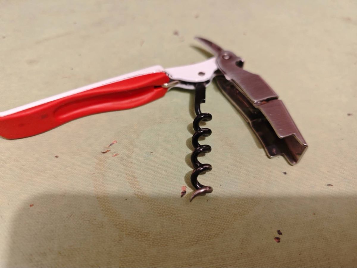 Apribottiglie & Tappi per chiusura: All-in-One Corkscrew Bottle Opener - Red Handle – Usato da Genève venduto da Noemie.wrmsi