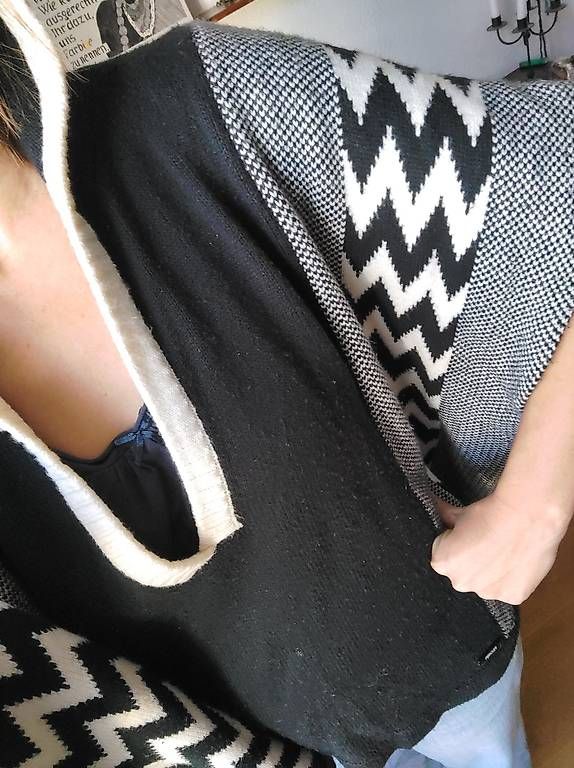 Altro in Moda donna: Wunderschöner Poncho in schwarz-weiss-grau – Usato da Zürich venduto da brendlerb 3