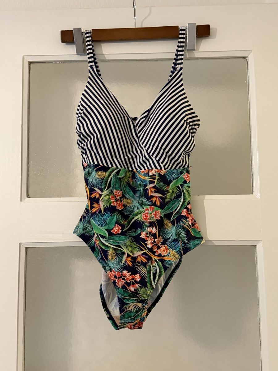 Badekleider & Bikinis: Badeanzug gestreift gemustert Grösse M – Gebraucht aus Basel von zukk_