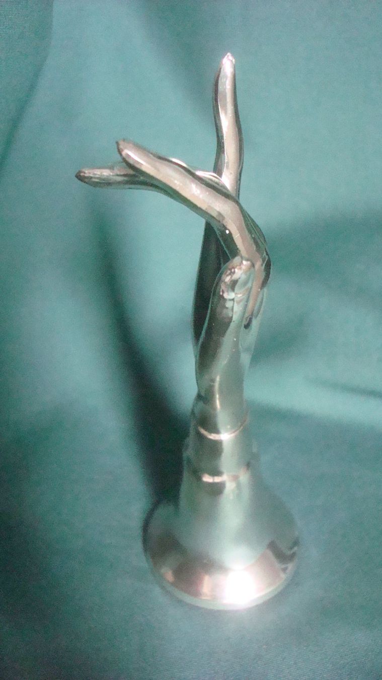 Tutte le decorazioni: Ringhalter Hand silbrig 12 cm hoch – Usato da Münchenstein venduto da Pesci6 1