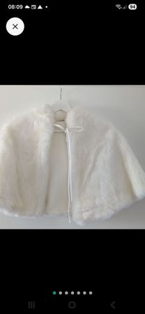 Wunderschönes, flauschiges Cape in Creme -Weiss
