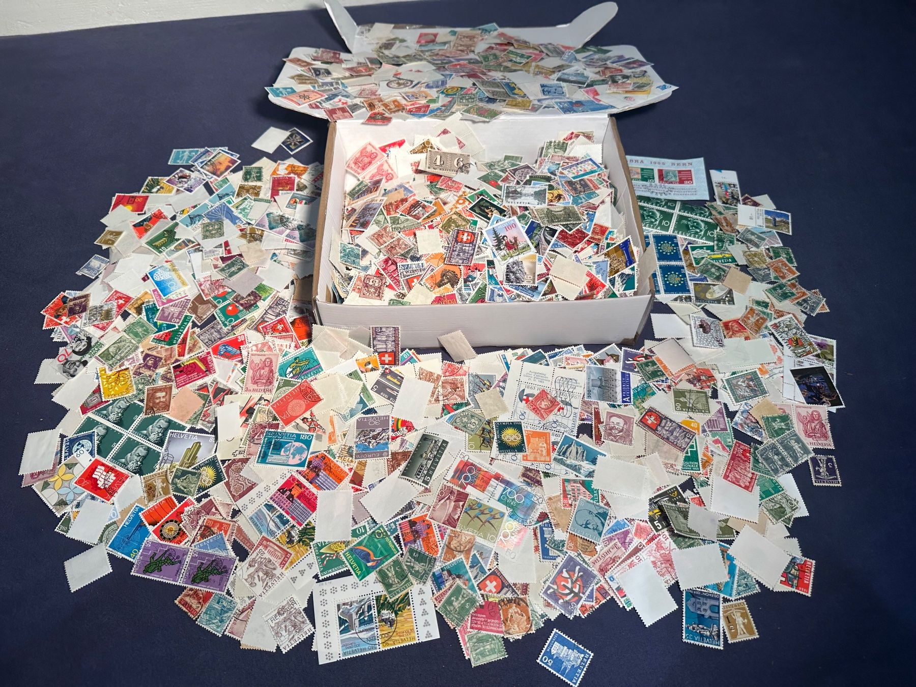 Tutti i francobolli: Karton mit Briefmarken Schweiz - Sammlung – Usato da Stettfurt venduto da 2442 3