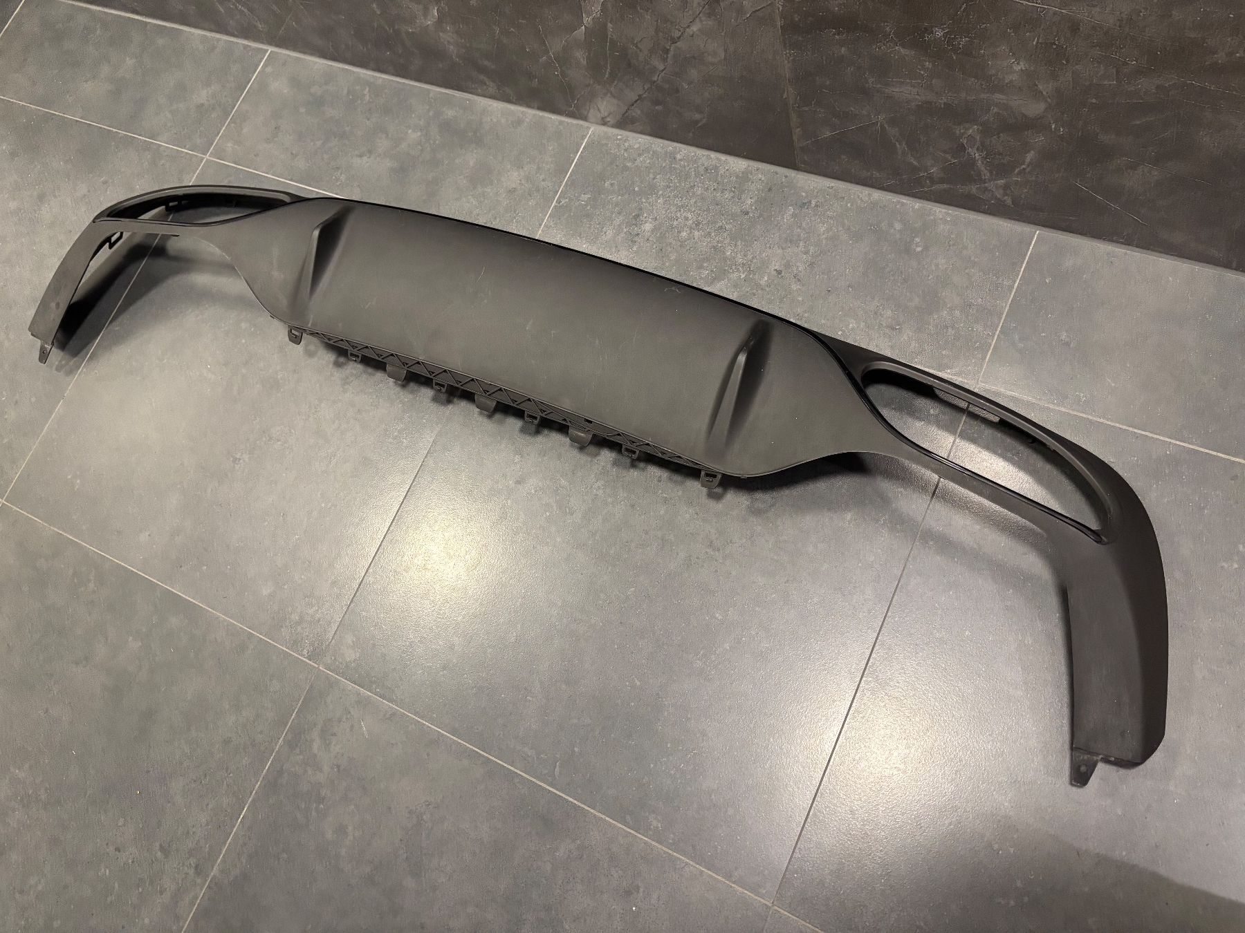 Duftöldiffusoren: Original Mercedes Benz E43 AMG Limousine Heckdiffusor Black – Gebraucht aus Lengnau BE von 4ConsultingSolutions