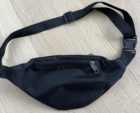 Schwarze Bauchtasche, neuwertig, ideal für den Sommer!