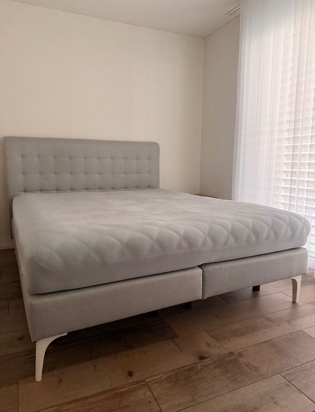 Letti: Boxspringbett grau mit Kopfteil & mit matraze – Usato da Bilten venduto da alb_v67g